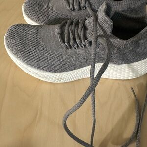 J/Slides Women’s sneakers. Comfy fabric.